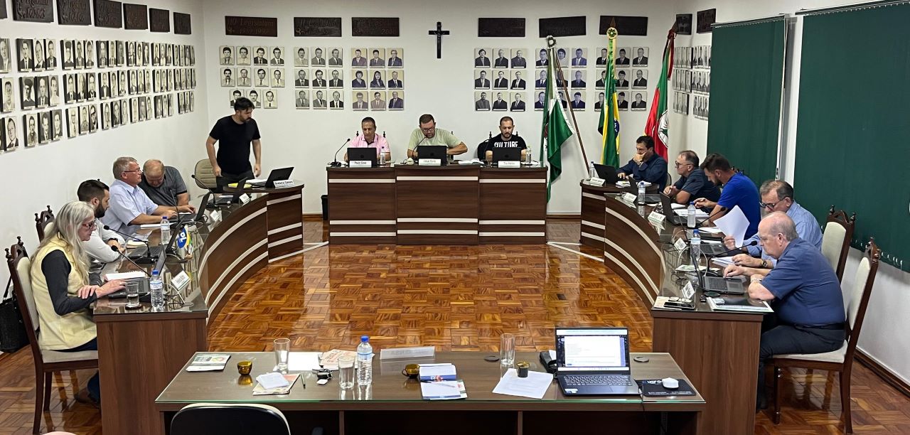 Câmara de Arroio do Meio: sessão aborda educação, homenagem e expansão viária em pauta com 11 projetos