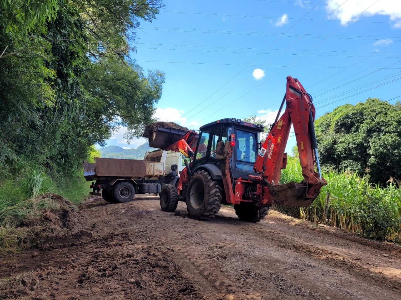 Mutirão de Máquinas promove melhorias nas estradas do interior