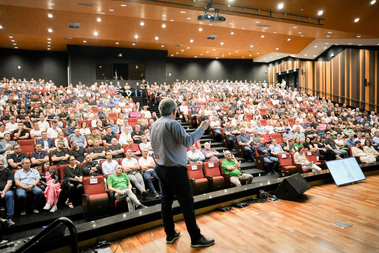 Mais de 700 pessoas prestigiam palestra sobre a trajetória da Girando Sol na sede da Sicredi Região dos Vales