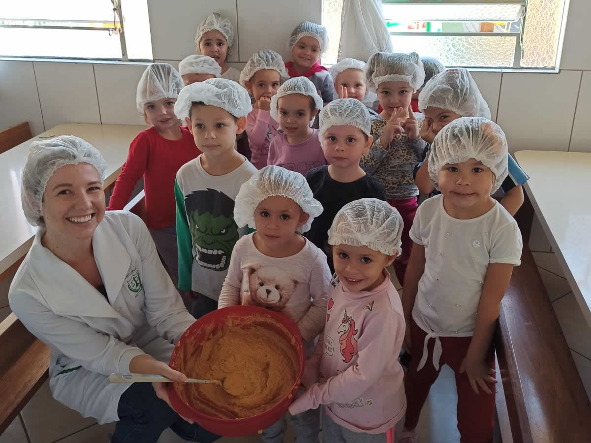 Crianças colocam a mão na massa e preparam alimentos saudáveis