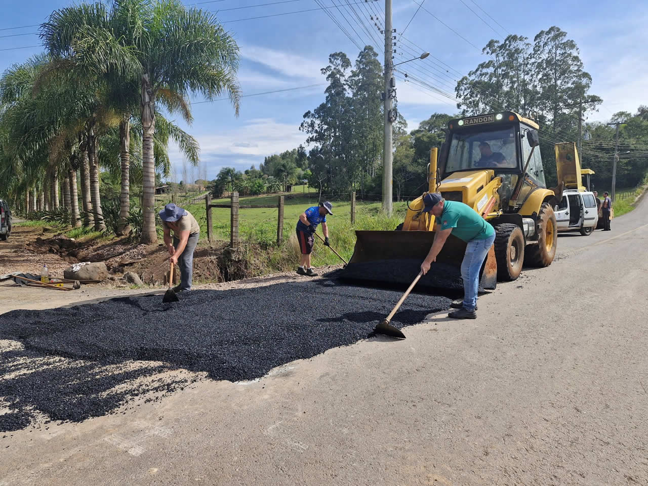 Tapa-buracos melhora condições da estrada de Passo do Corvo