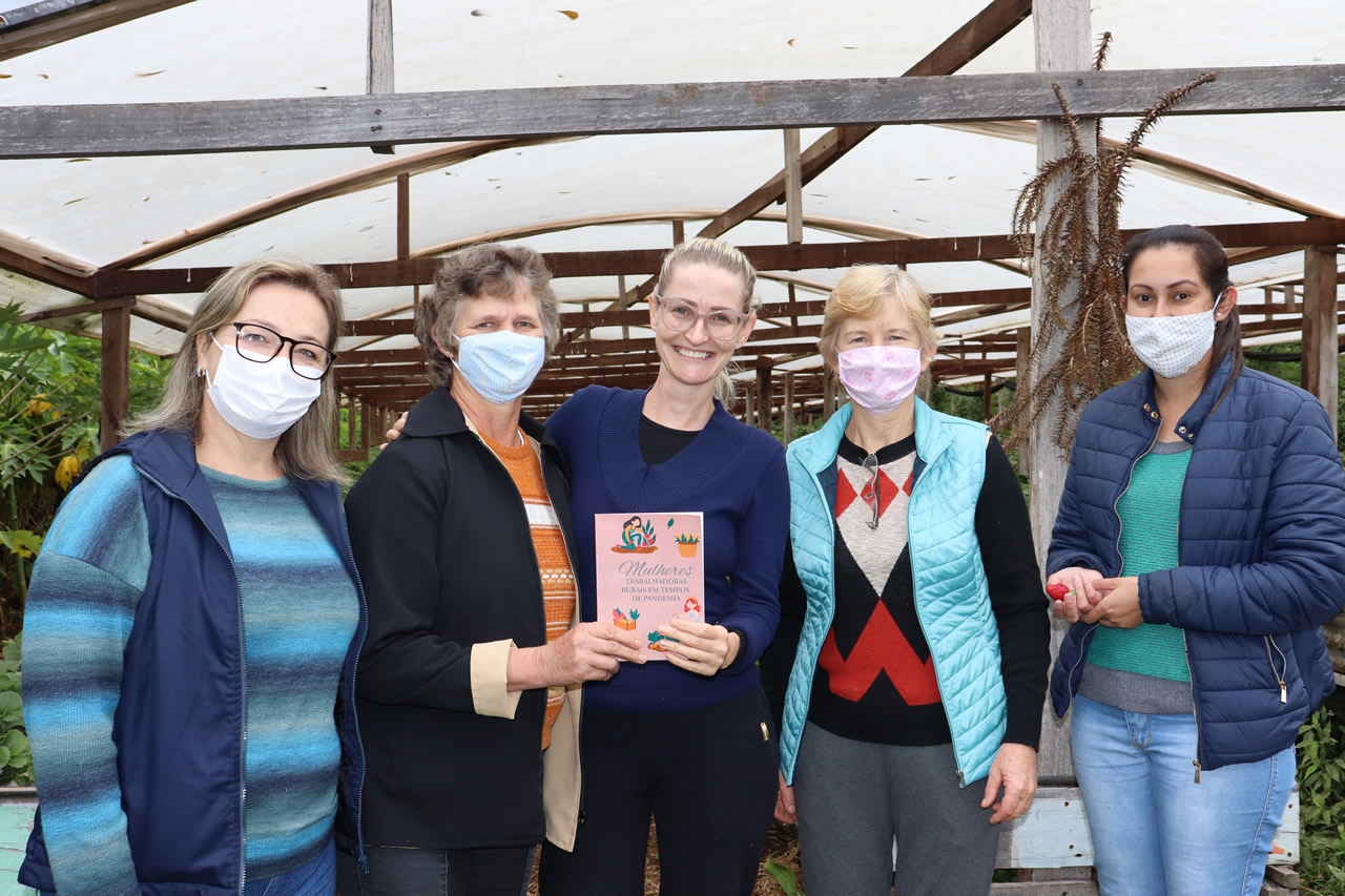Livro sobre o dia a dia da mulher rural é entregue para participantes do projeto