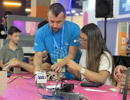 Facilitador do curso de Robótica representa o município na Campus Party
