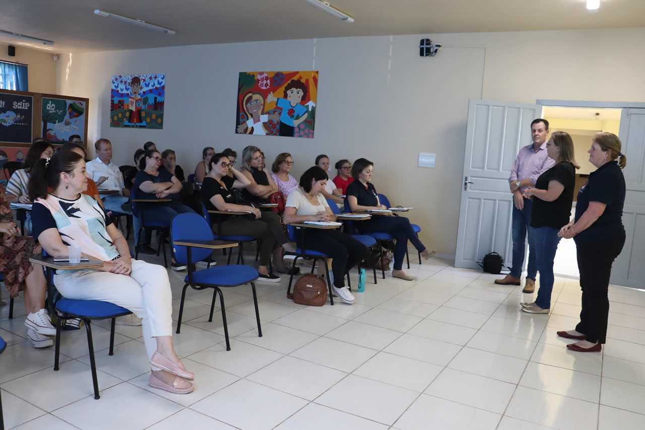 Profissionais da educação participam de Parada Pedagógica