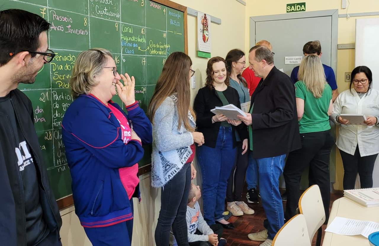 Administração celebra Dia do Professor com ação de reconhecimento nas escolas