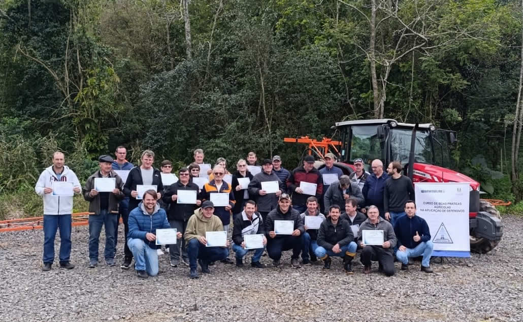 Curso qualifica agricultores para uso correto de defensivos