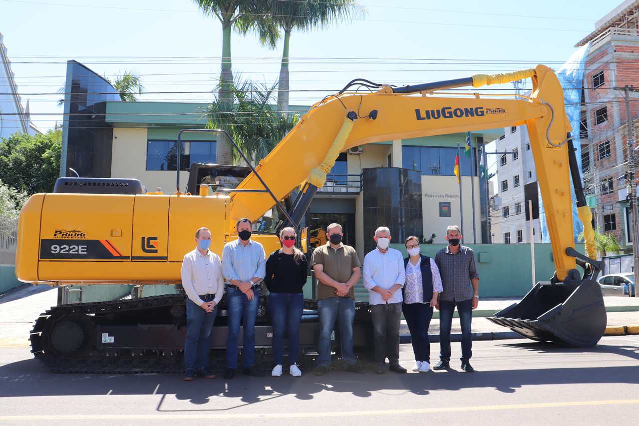 Município adquire escavadeira hidráulica