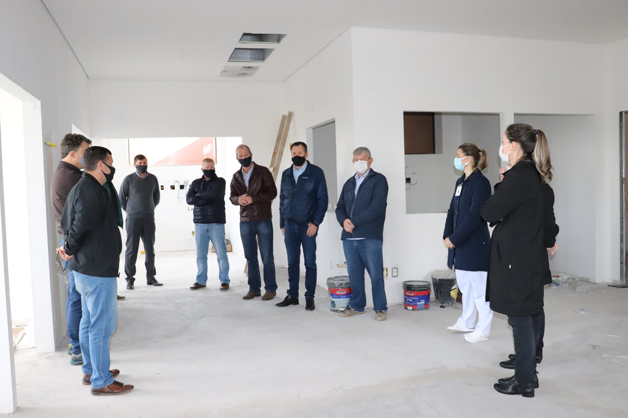 Representantes do Sicredi visitam obra física da UTI