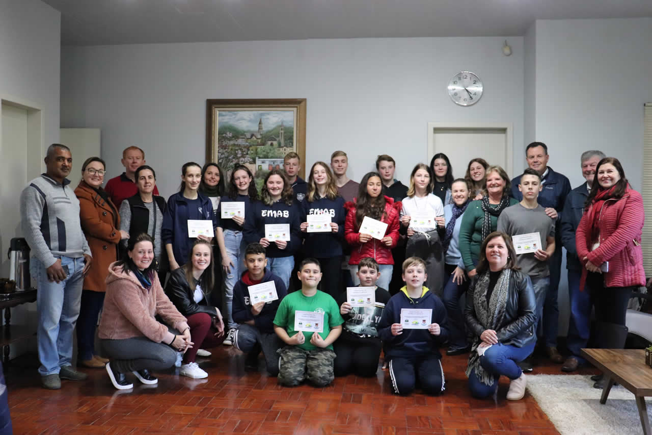 Alunos que se destacaram nas olimpíadas de matemática são homenageados