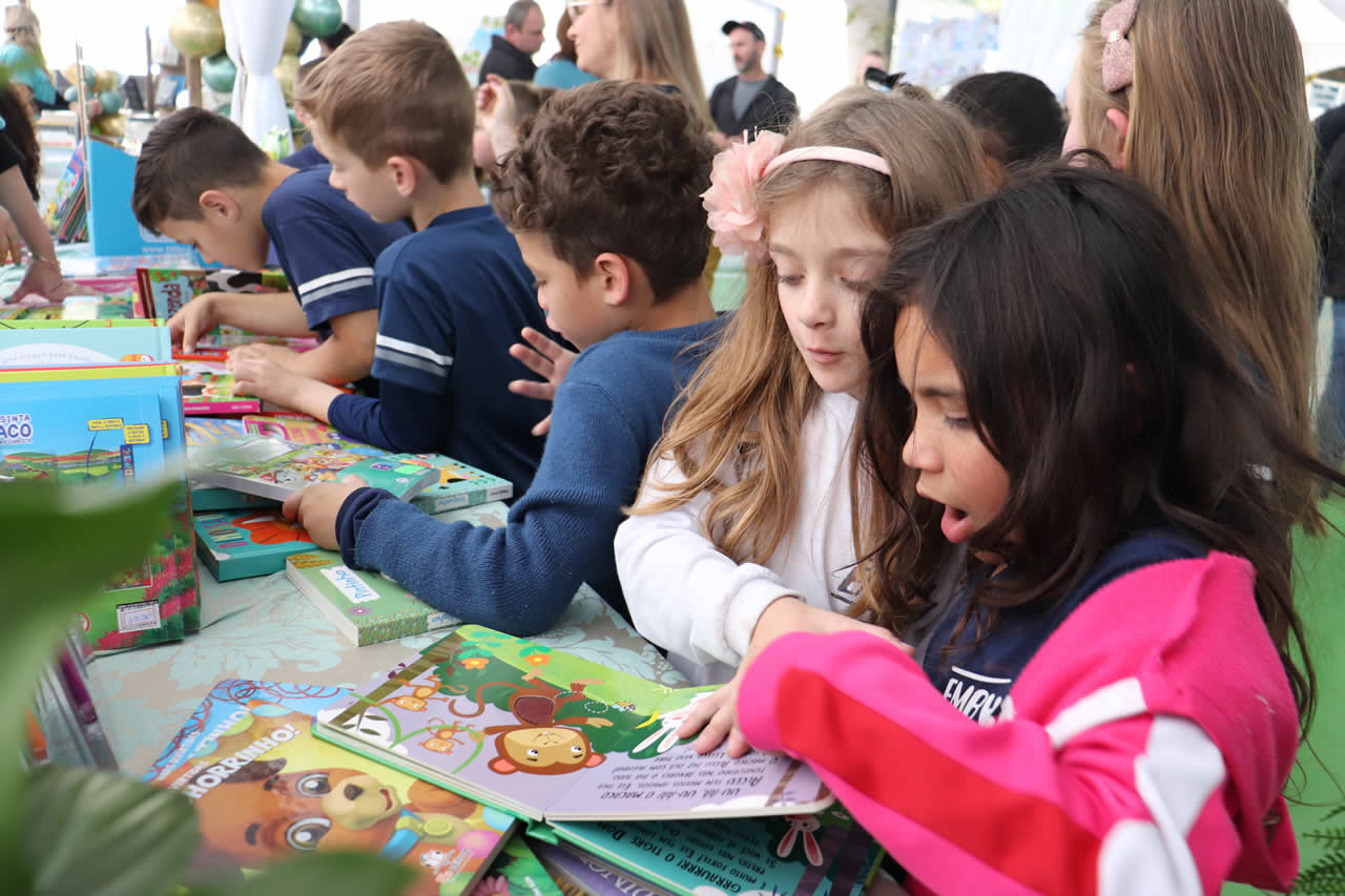 Feira do Livro reúne alunos e comunidade até sexta-feira com diversas atrações