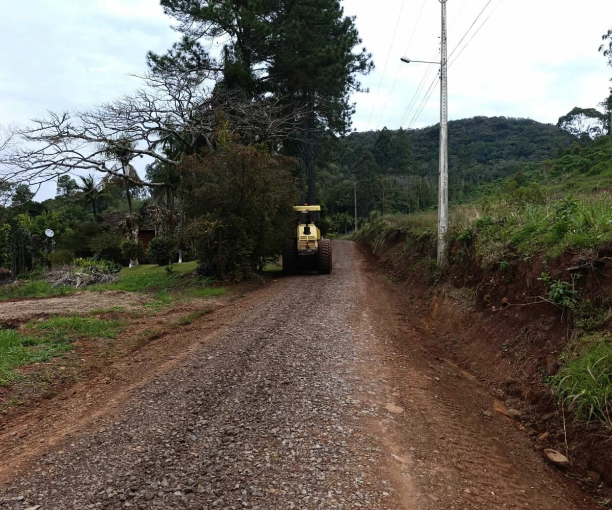 Arroio do Meio intensifica serviços de recuperação de estradas