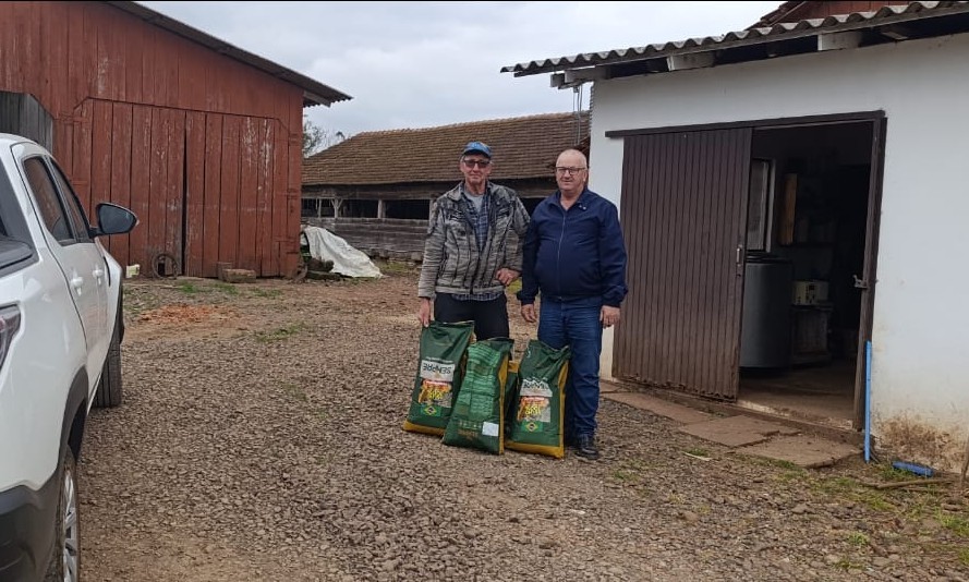 Secretaria Municipal da Agricultura entrega sementes nas propriedades