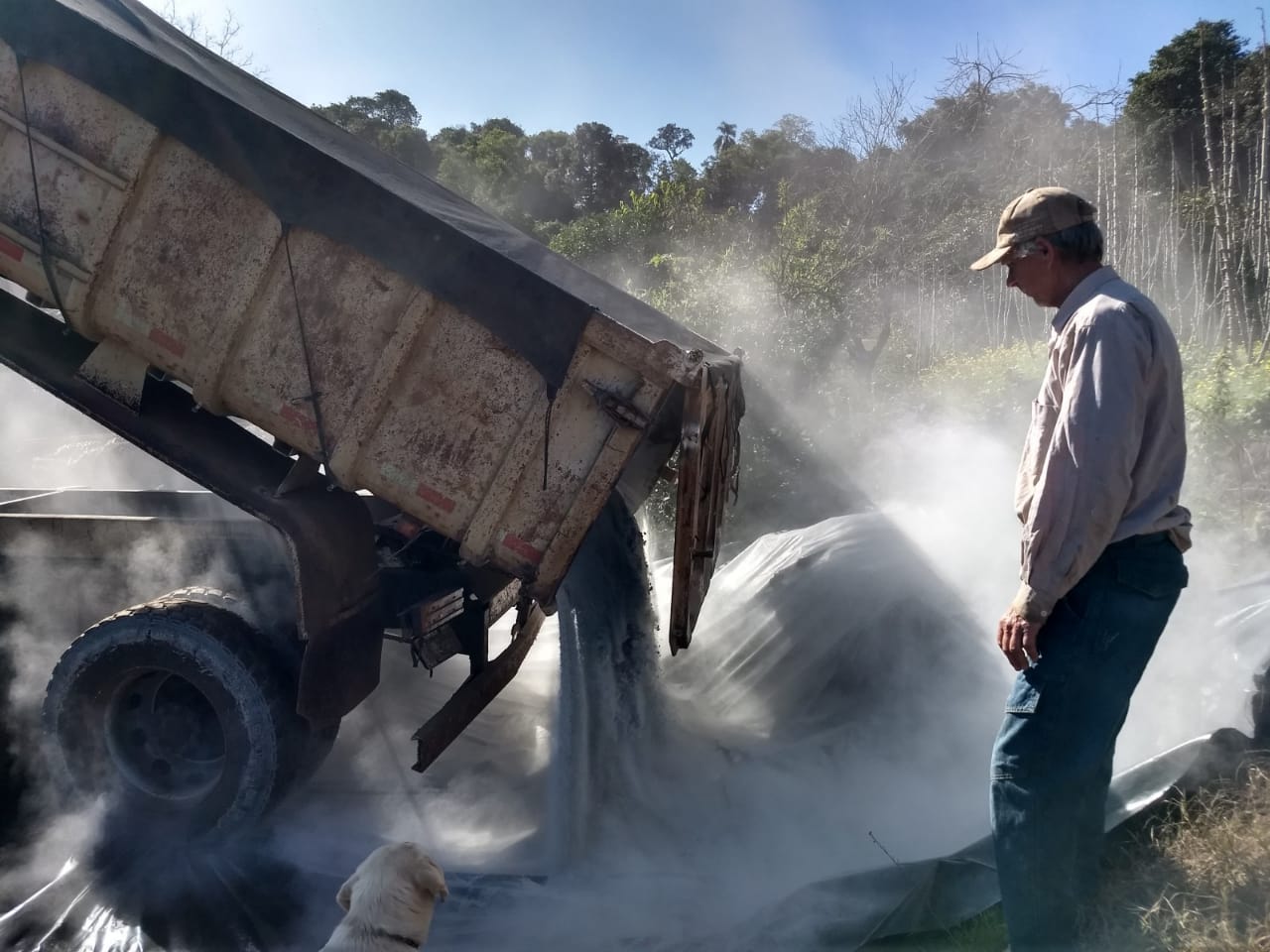 Secretaria auxilia agricultores com o transporte de calcário