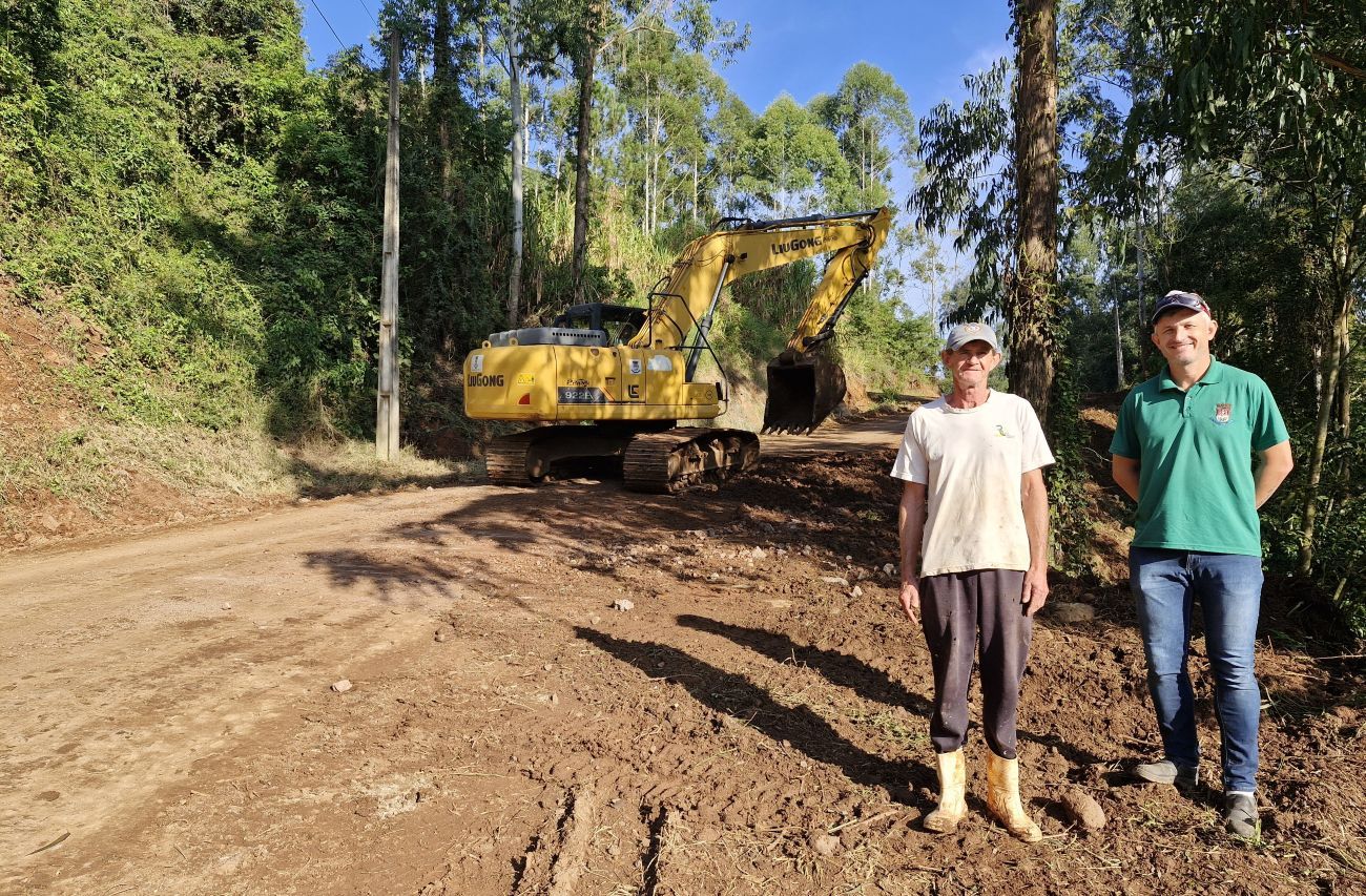 Mutirão de Máquinas qualifica estradas em Linha 32