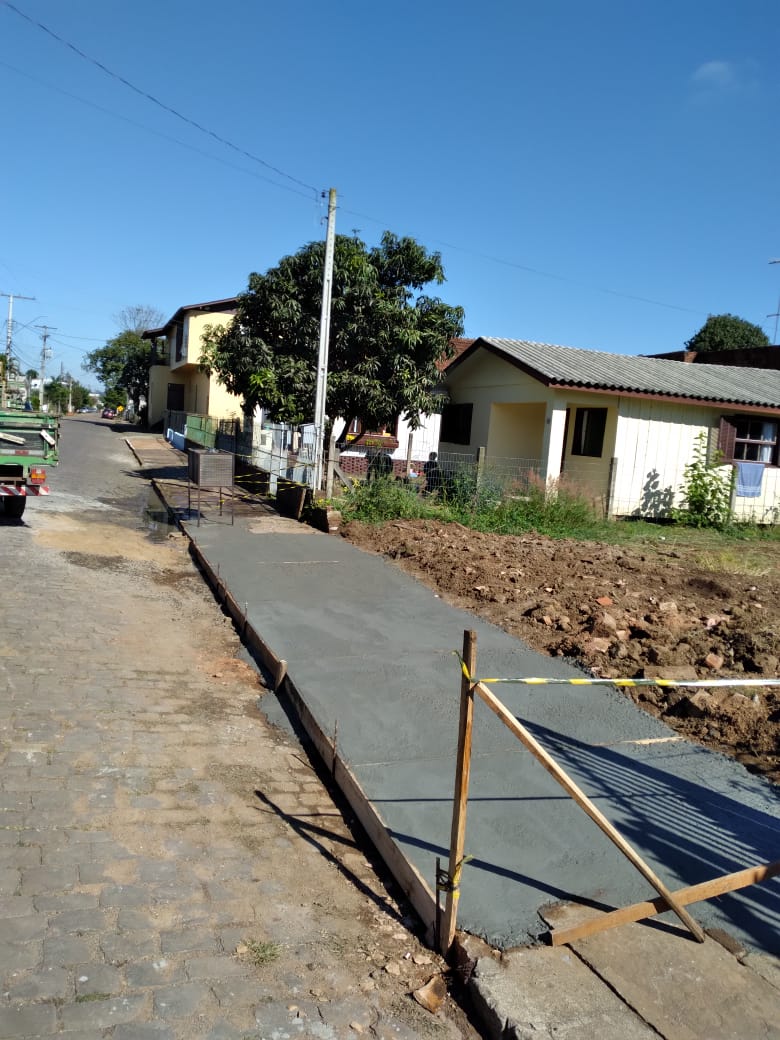 Bairros são atendidos com reparos e conserto de calçadas