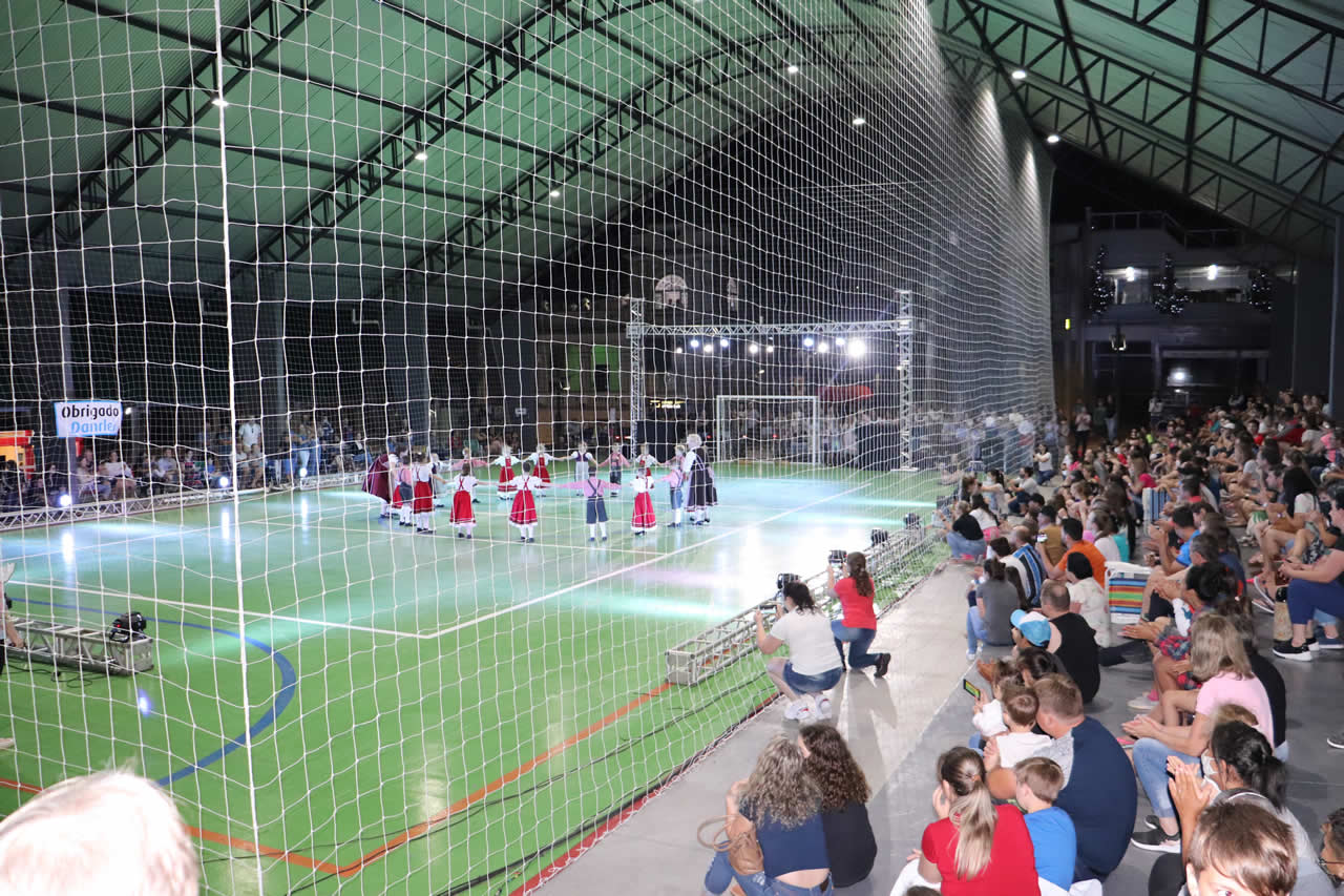 Público prestigia Noite de Danças na quadra coberta