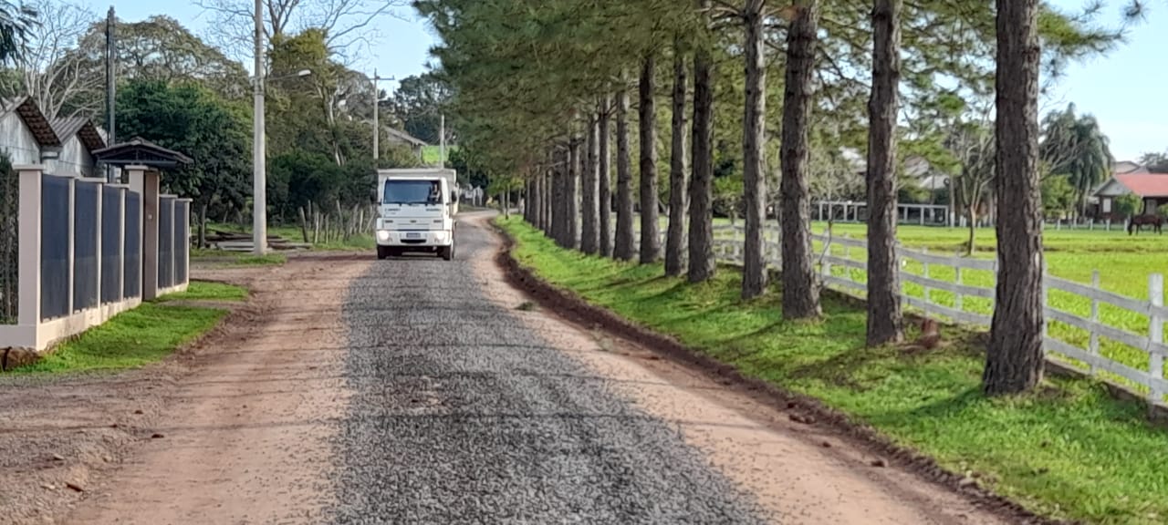 Secretaria de Obras executa melhorias nas estradas do município