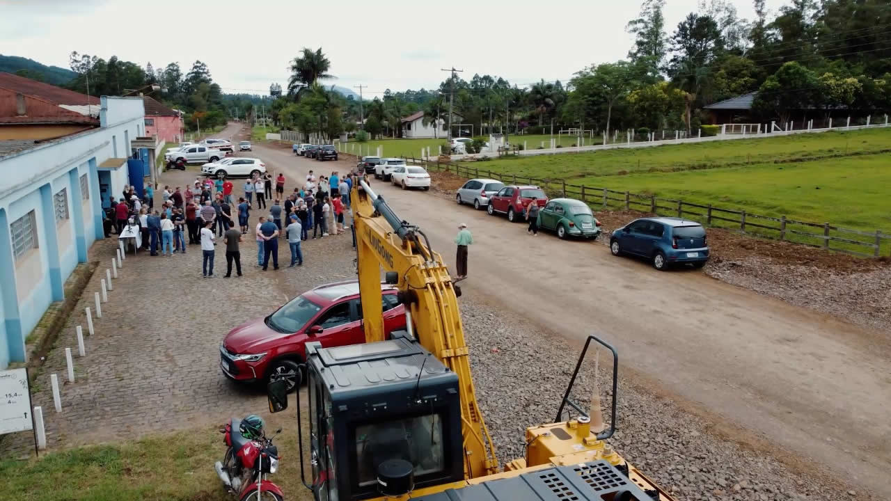 Comunidade de Arroio Grande comemora o início das obras para conclusão do asfalto