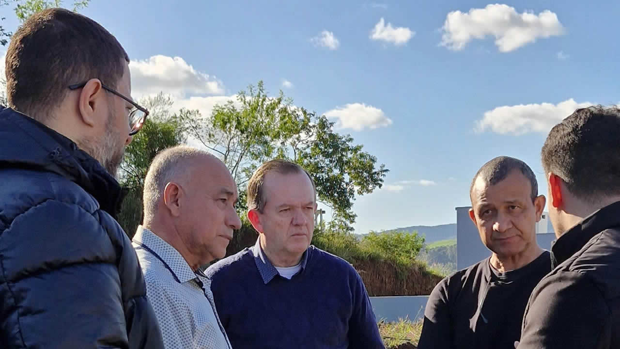 Secretário de Habitação visita área que vai receber casas definitivas