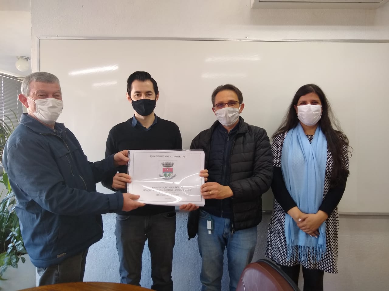 Município entrega documentação para concluir asfalto até Capitão