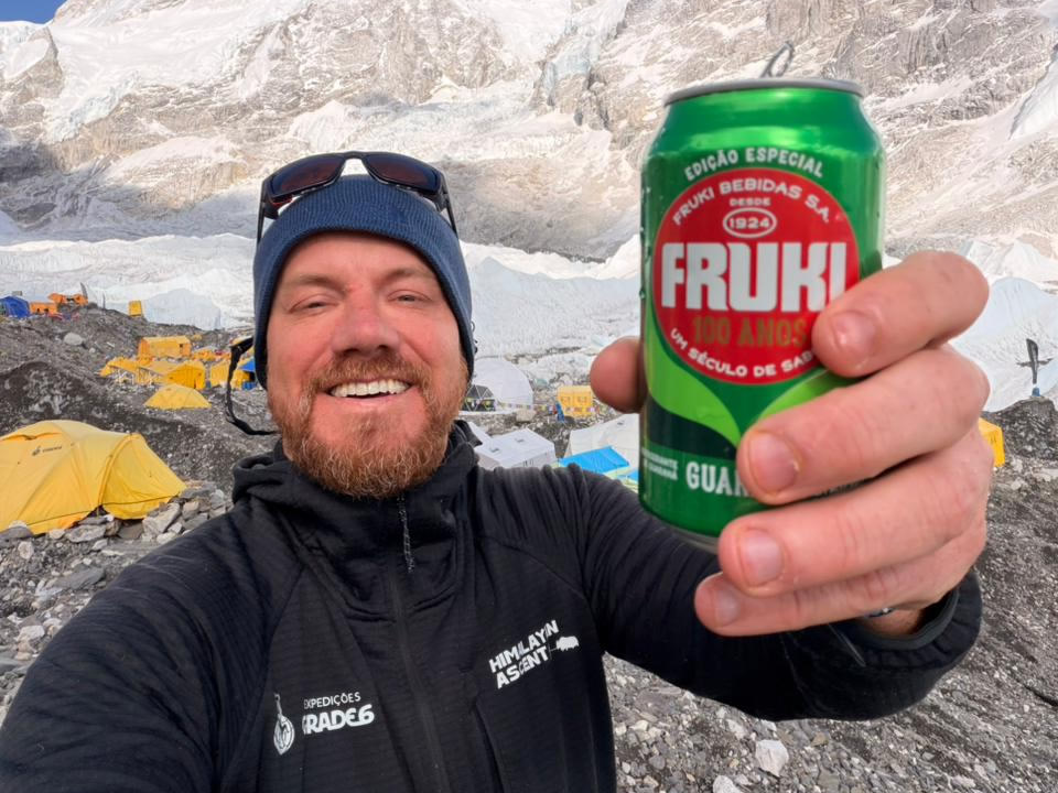 Roberto Lucchese inicia ataque ao cume do Everest rumo ao topo do mundo