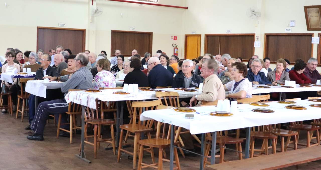Almoço reúne pessoas idosas de Bela Vista, Palmas e São Caetano