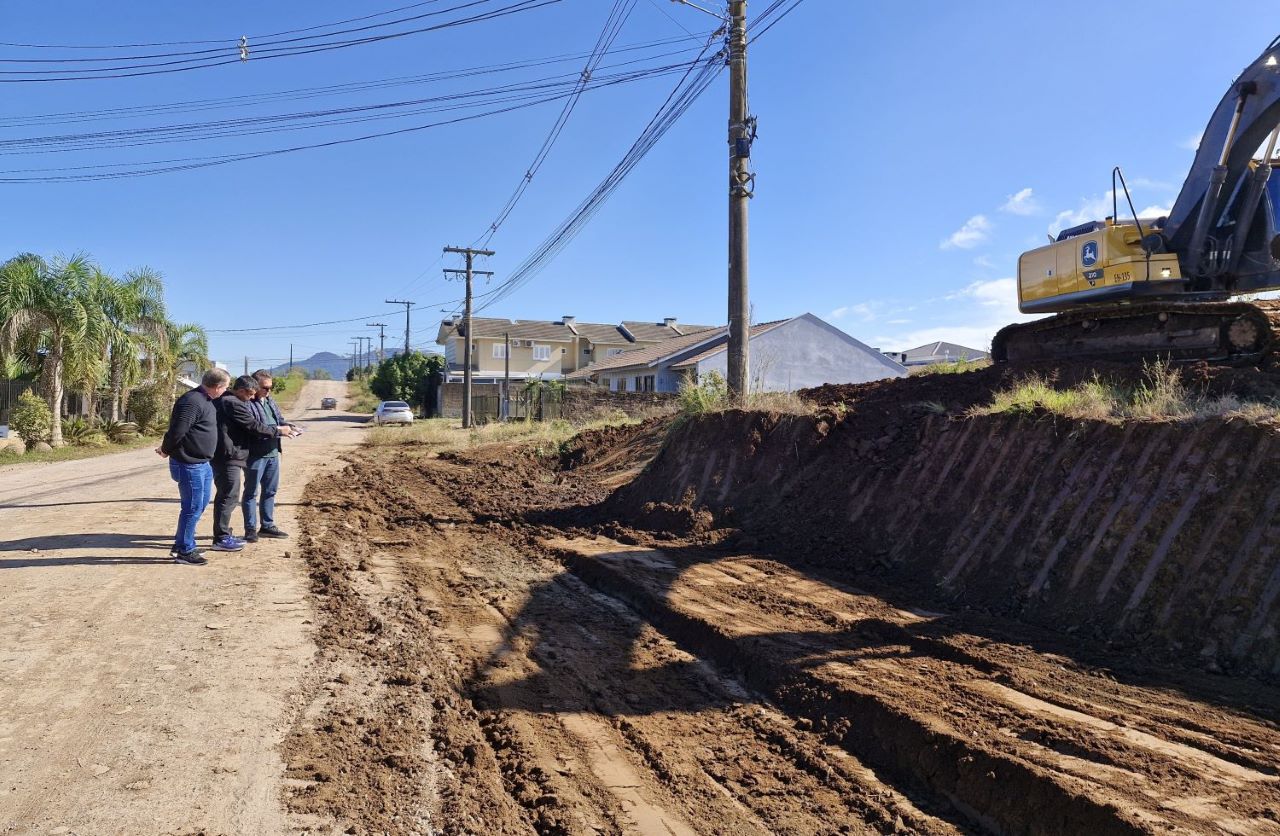 Início da pavimentação da rua José Wunibaldo Thomas marca avanço na infraestrutura urbana