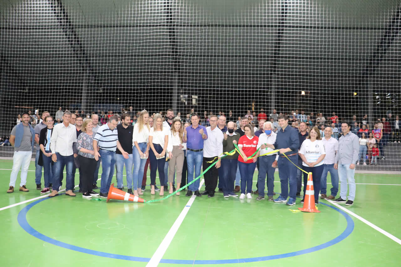 Noite festiva marca a entrega da quadra coberta à comunidade