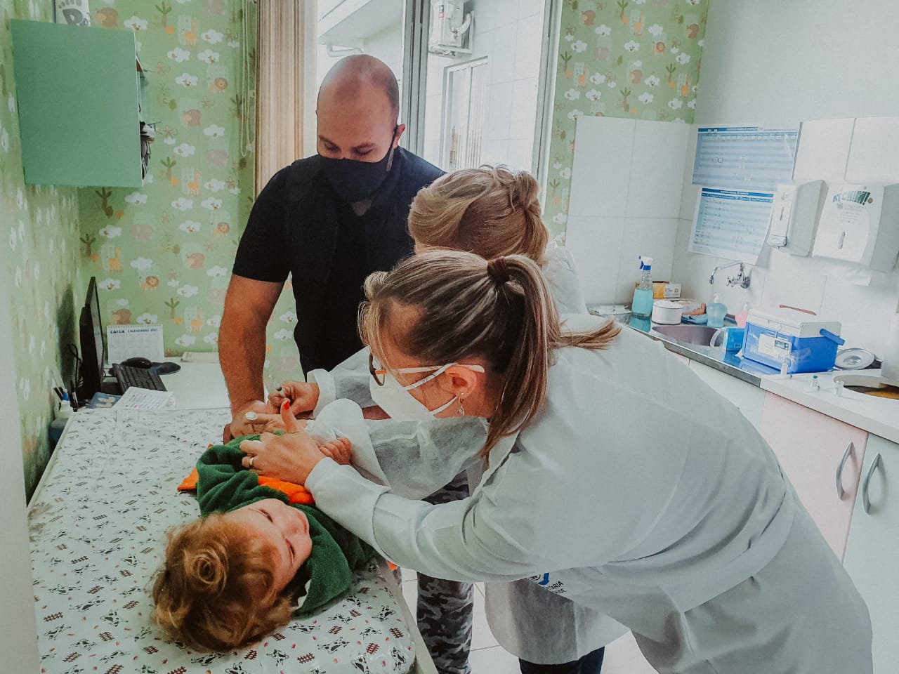 Idosos com 60 anos ou mais e professores começam a ser vacinados contra a gripe (H1N1)