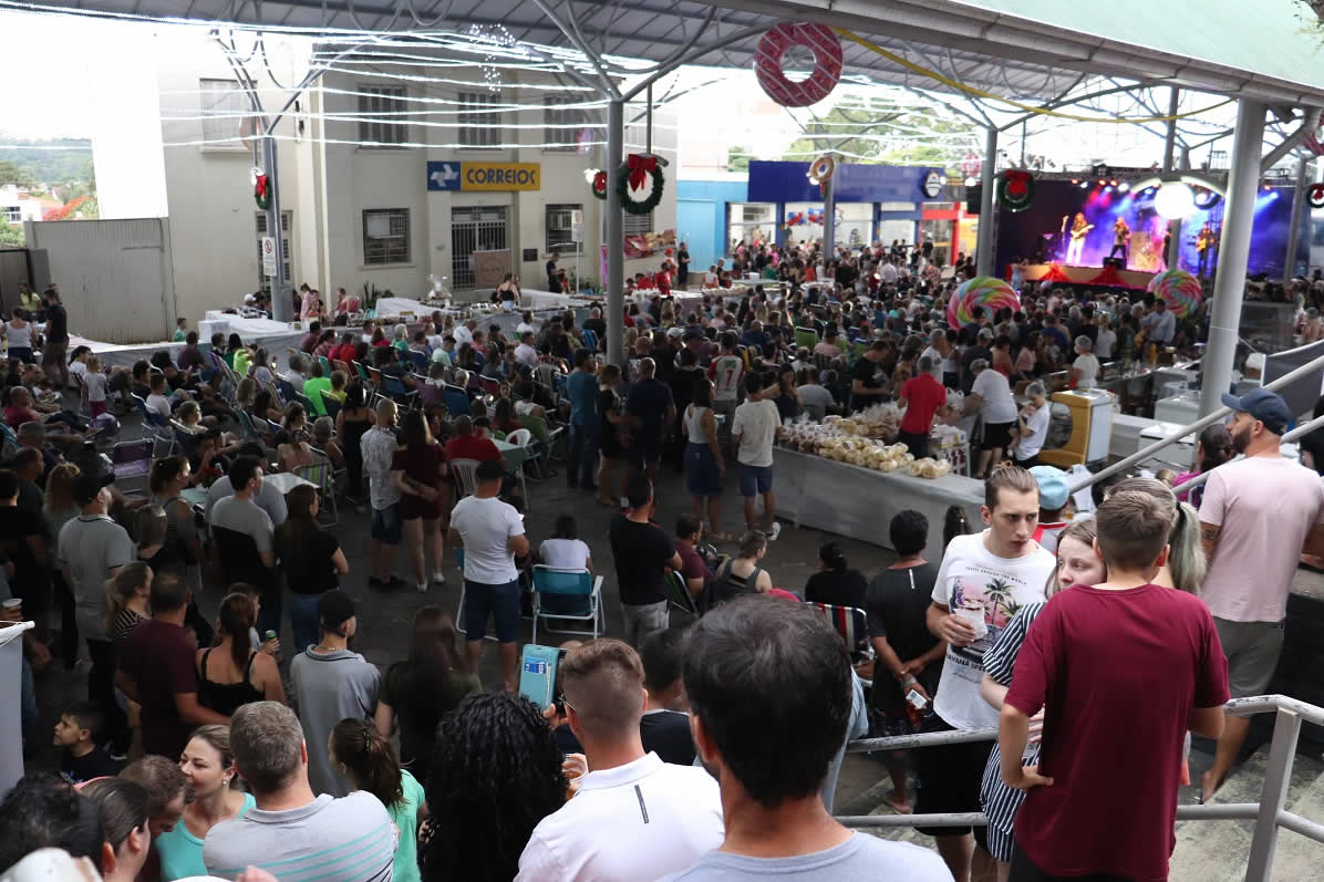 Festa de aniversário reúne milhares de pessoas na Rua de Eventos