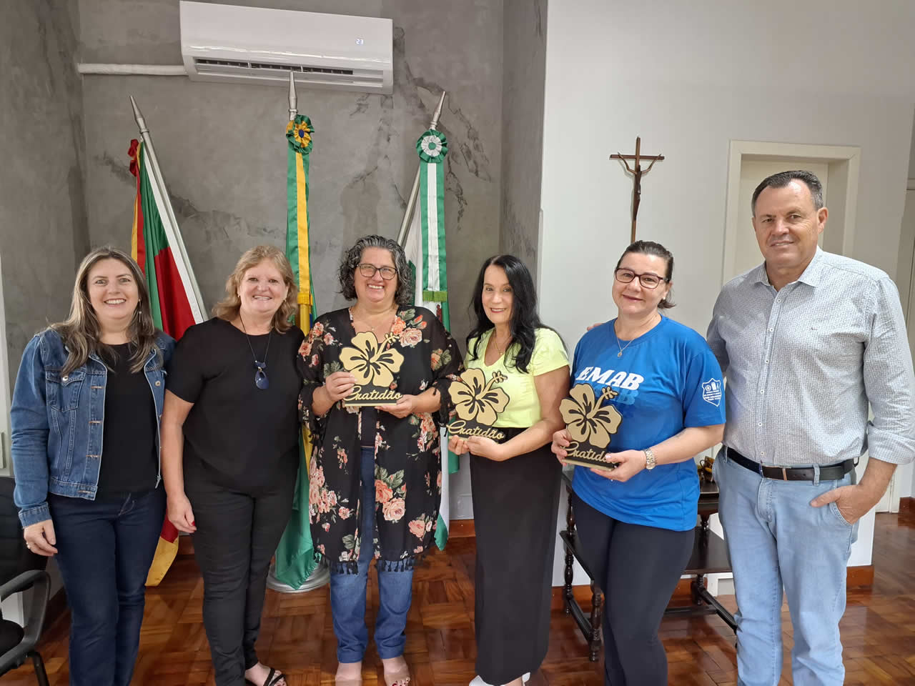 Professoras são homenageadas após se aposentarem do serviço público