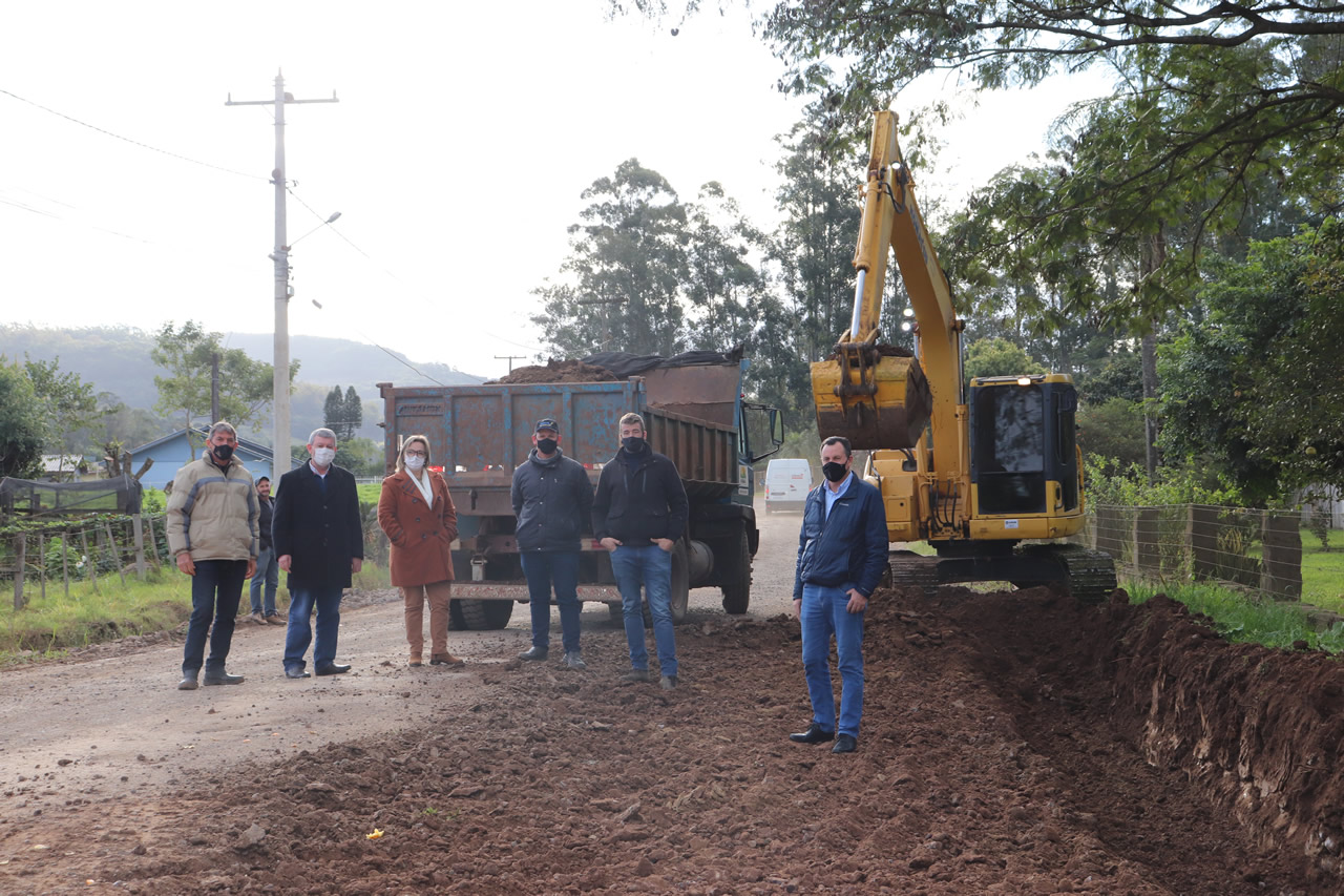 Município inicia preparação da sub-base para o asfaltamento em direção a Capitão
