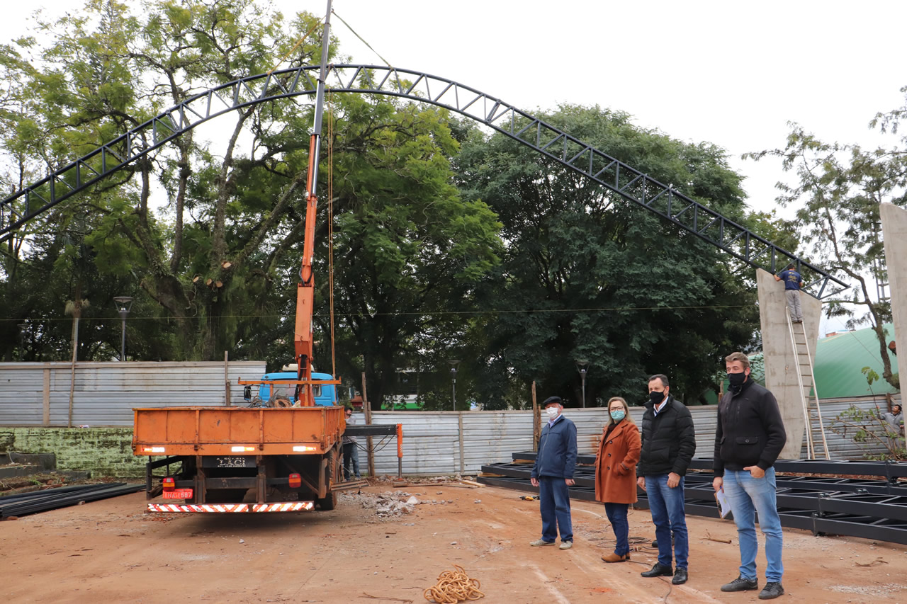 Praça Flores da Cunha: Telhado da quadra de esportes será instalado em aproximadamente 15 dias