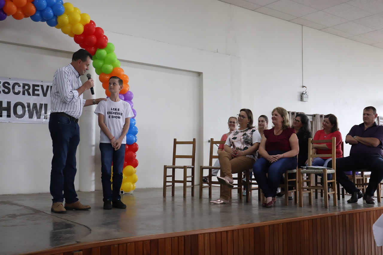 Aluno da Escola João Beda Körbes lança seu primeiro livro