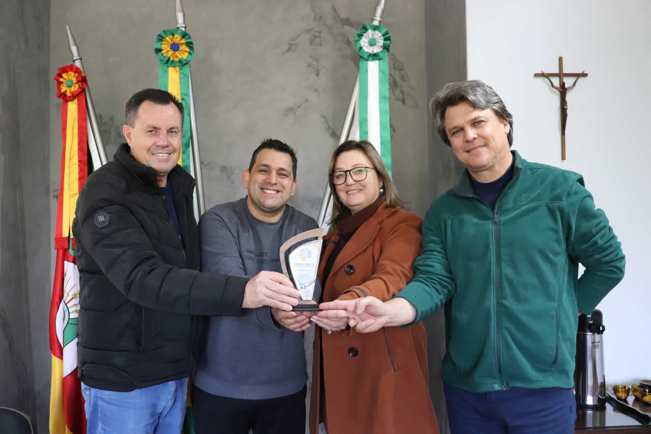 Professor de Arroio do Meio recebe troféu por trabalho realizado com a terceira idade