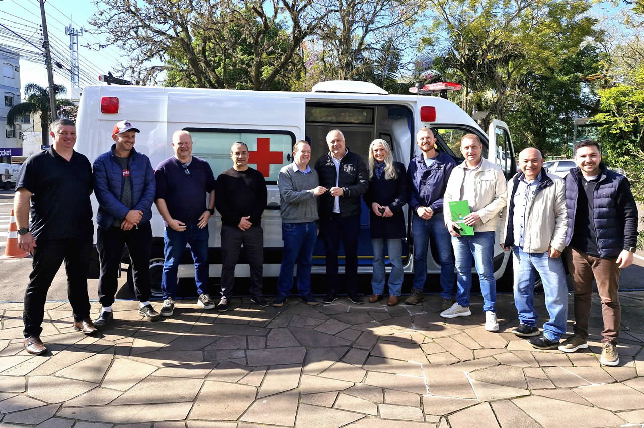 Secretaria de Saúde de Arroio do Meio recebe nova ambulância