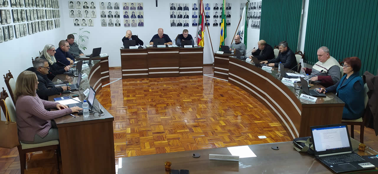 Projetos que tratam do PavimentaFácil e contratação de veterinários têm pedido de vistas