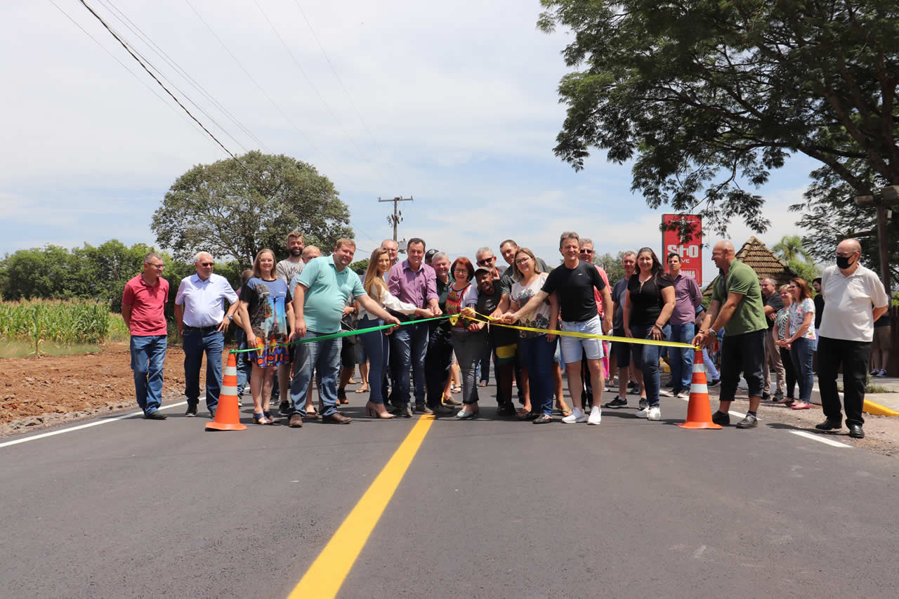 Aministração inaugura pavimentação asfáltica na Rua Érico Veríssimo