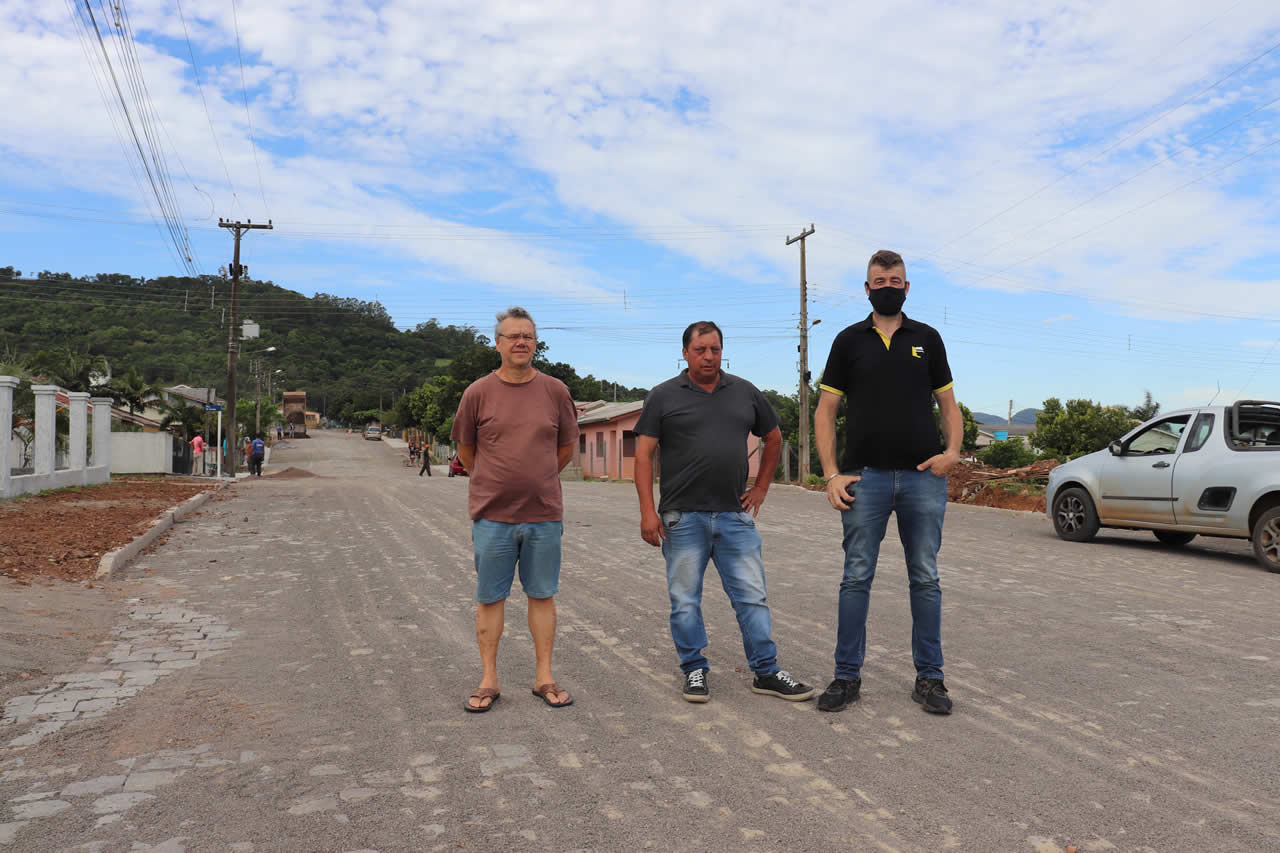 Parceria entre moradores e município conclui mais duas ruas