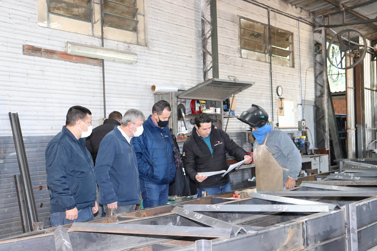 Obra da cobertura da quadra de esportes deve ser retomada dia 14 de junho