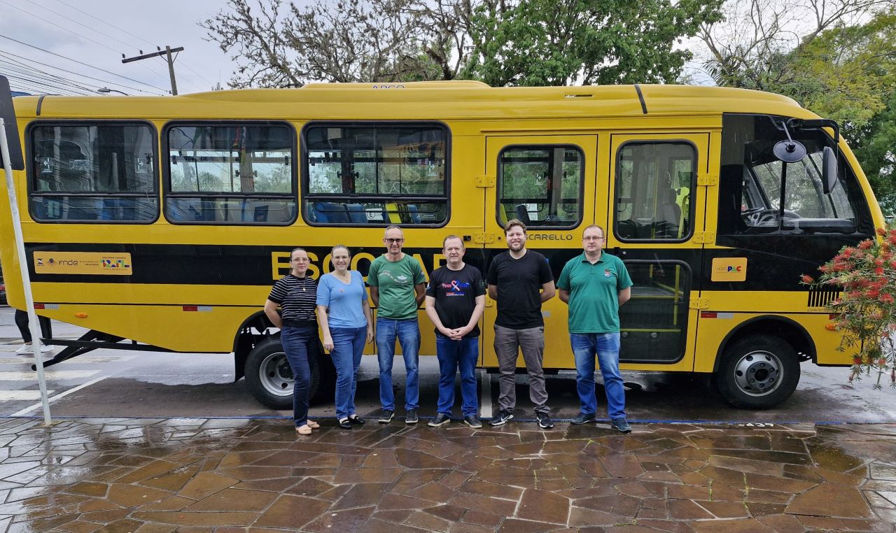 Arroio do Meio recebe novo ônibus escolar do FNDE