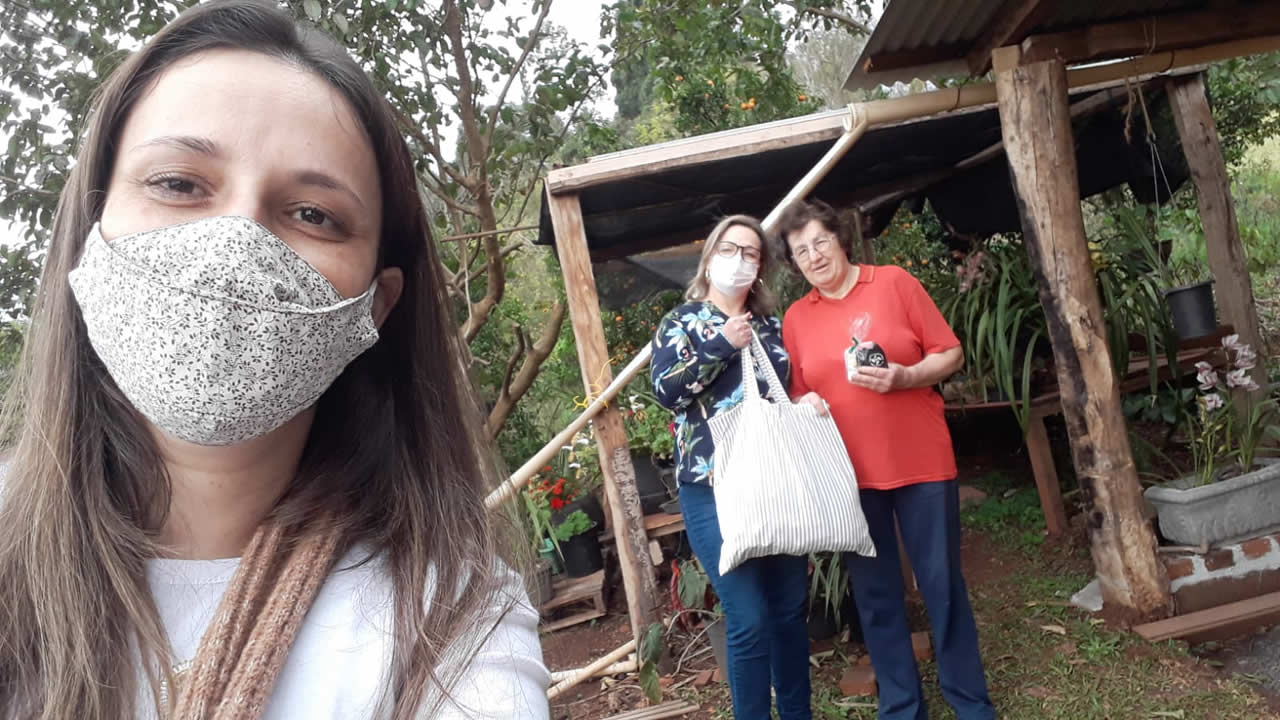 Idosos recebem kits personalizados em homenagem ao Dia dos Avós