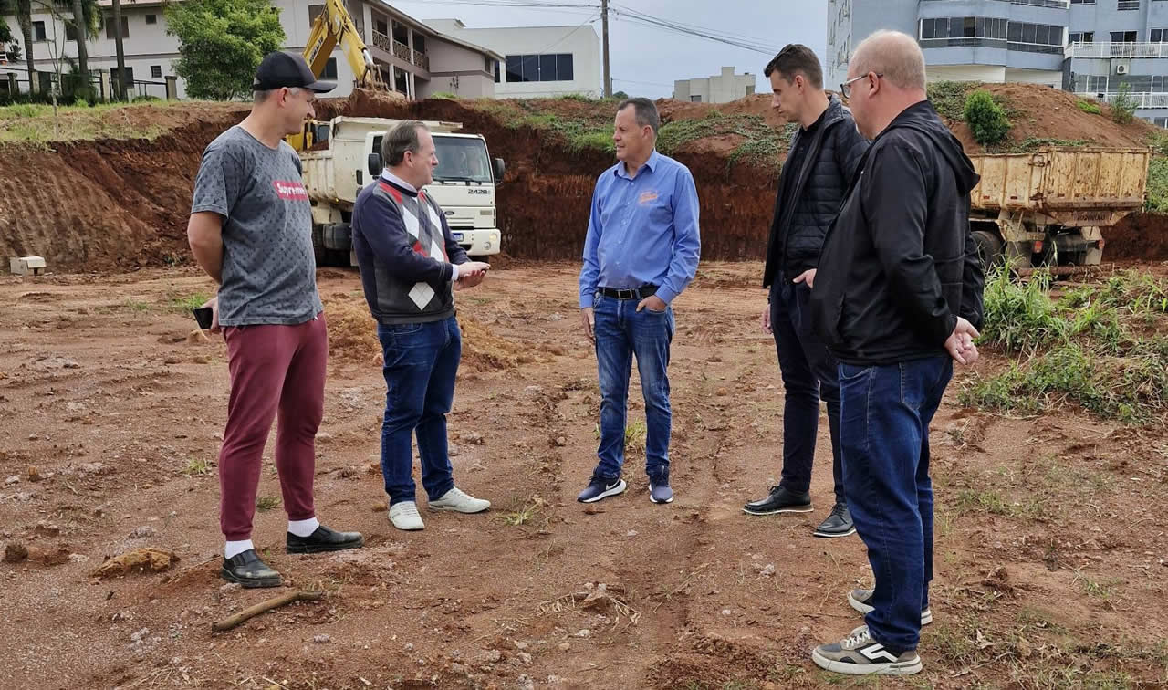 Arroio do Meio apoia expansão de empresas com serviço de máquinas