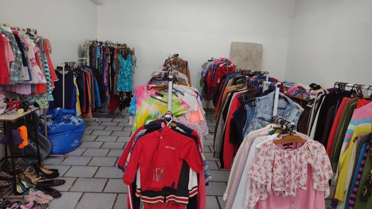 Família arroiomeense organiza brechó solidário