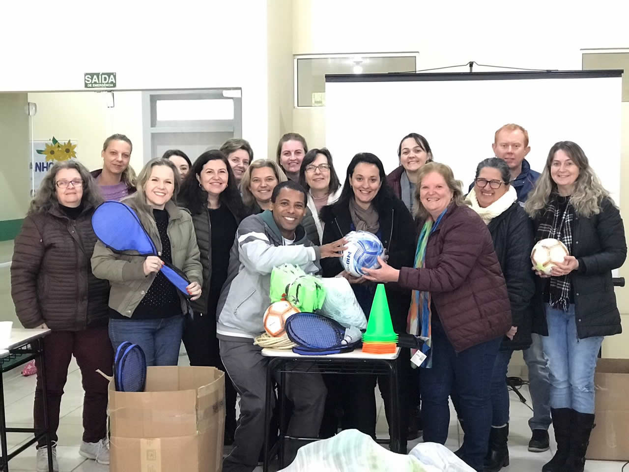 Educação entrega kits esportivos para as Emefs