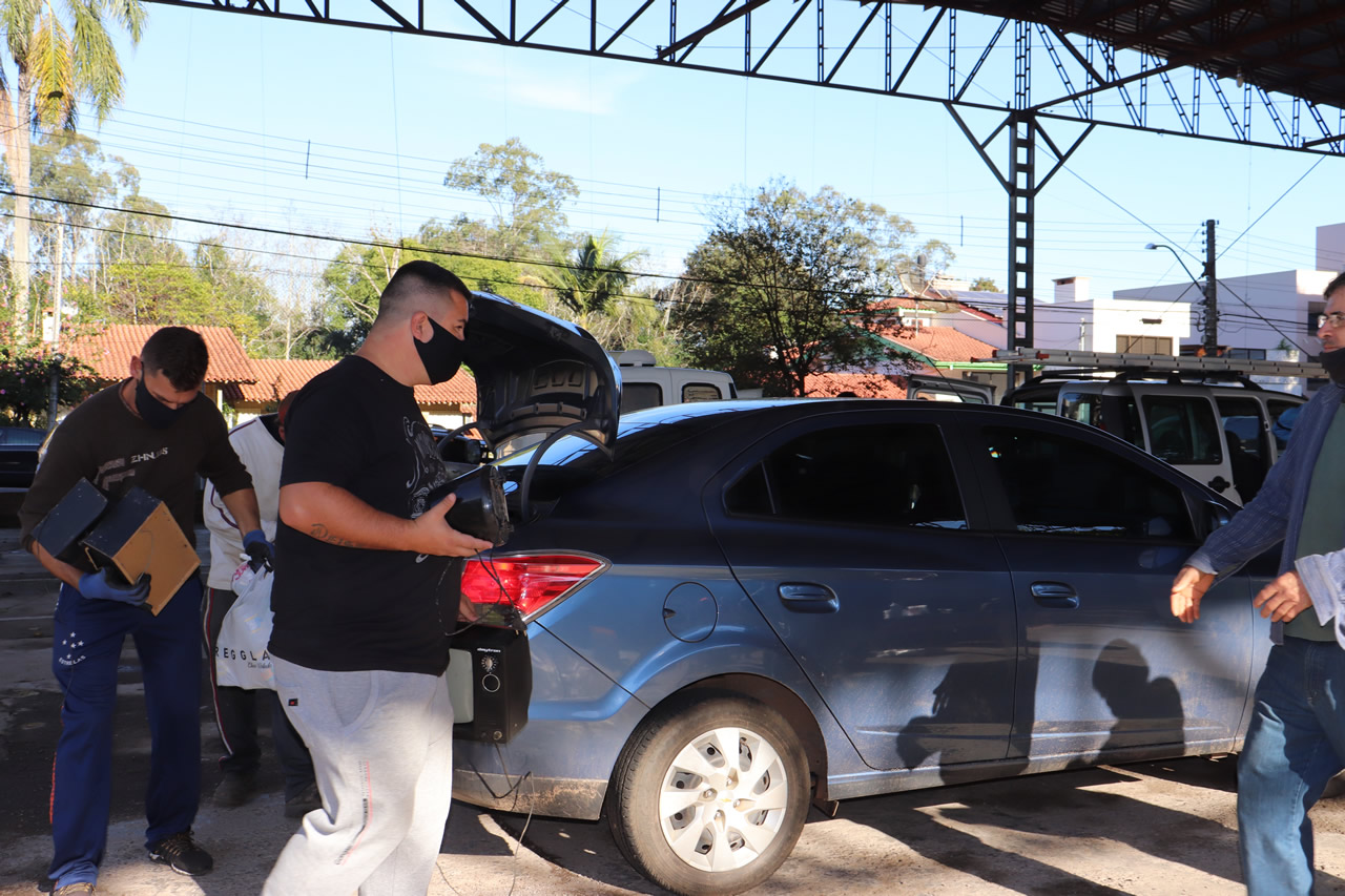 Centenas de eletroeletrônicos e outros itens são descartados pela comunidade