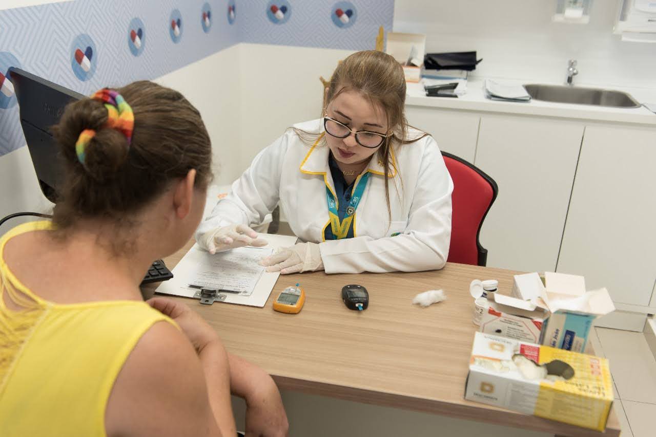 Rede de Farmácias São João realiza exames rápidos de saúde em seus consultórios farmacêuticos