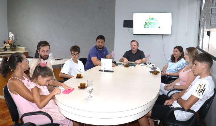 Campeões nacionais no skate e no ciclismo são recebidos pela Administração