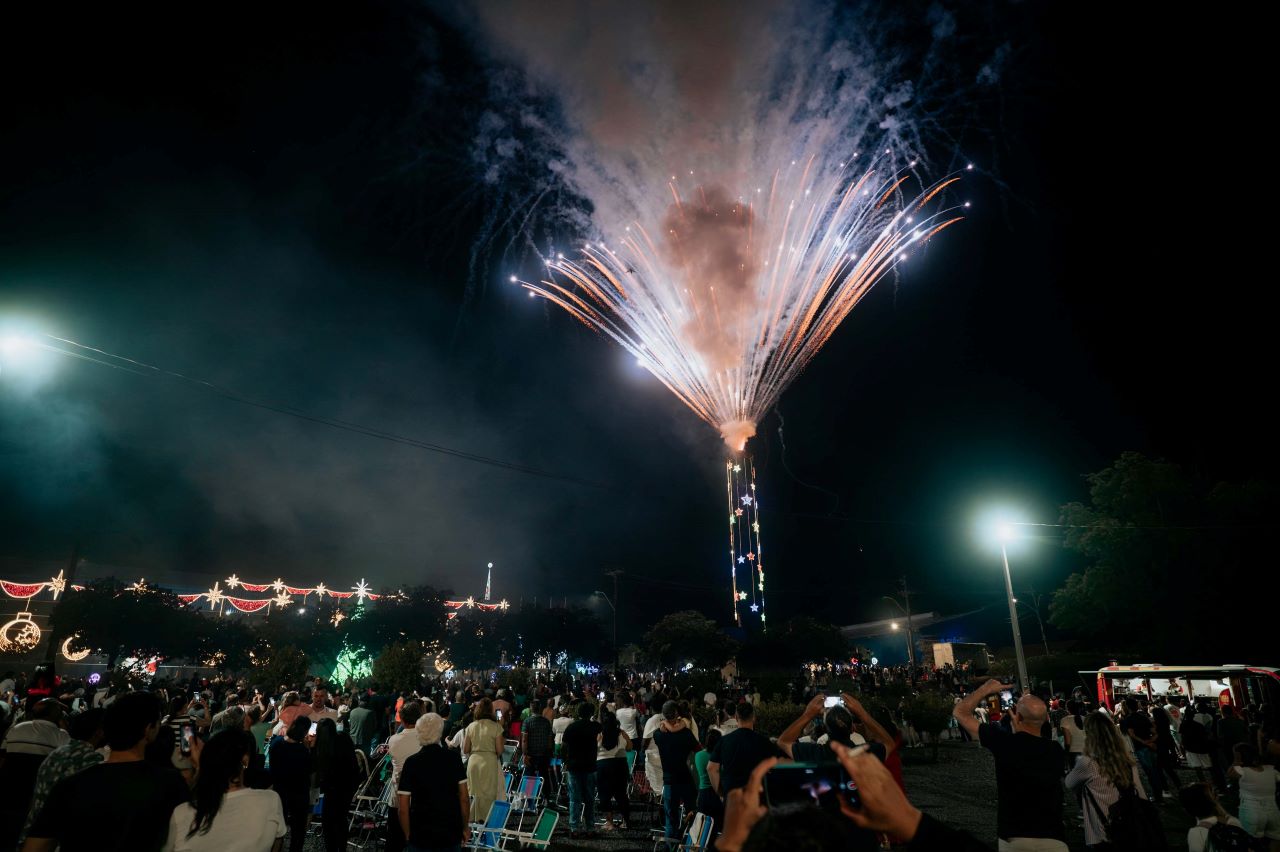 Encanto, alegria e acendimento de mais de 260 mil luzes marcam a abertura do Natal Iluminado Girando Sol