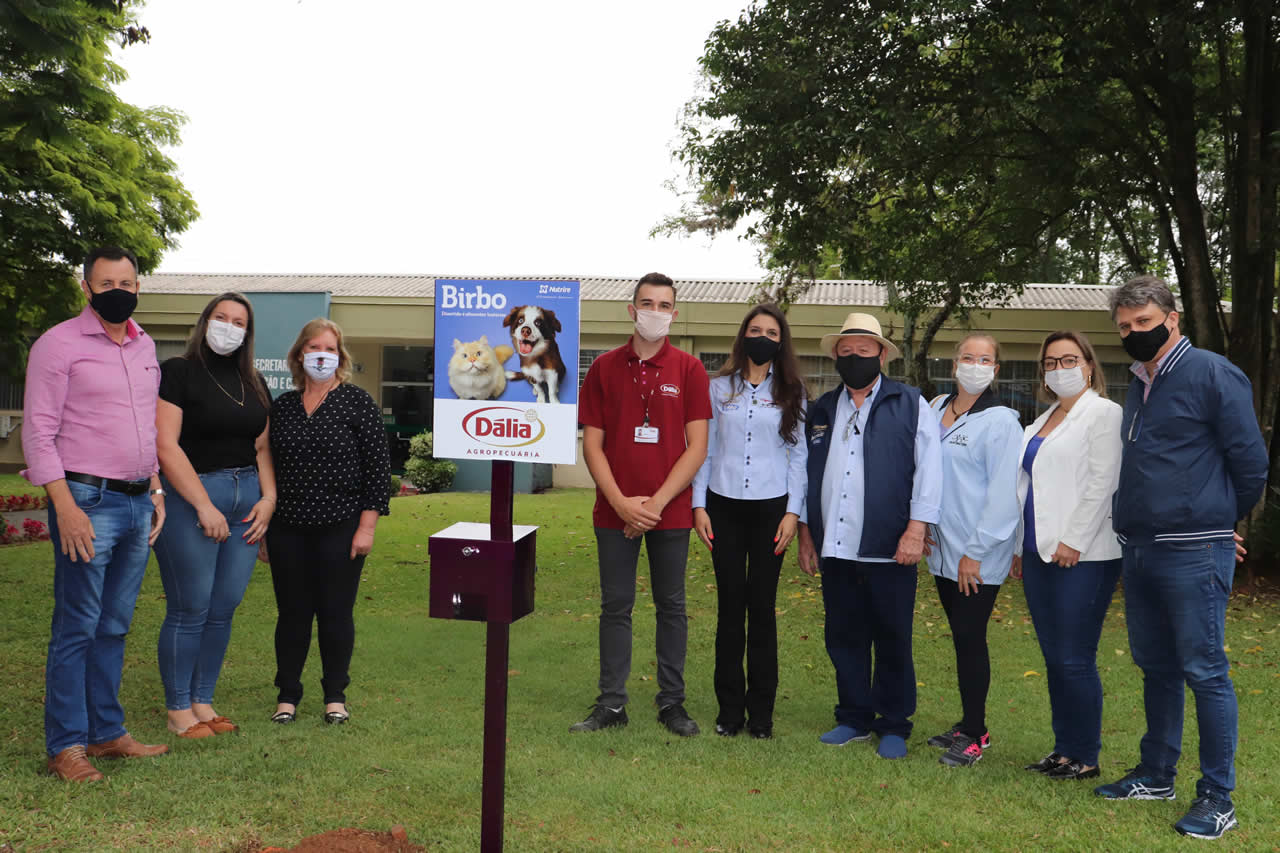 Cata Caca beneficia tutores de pets e colabora com a limpeza da cidade